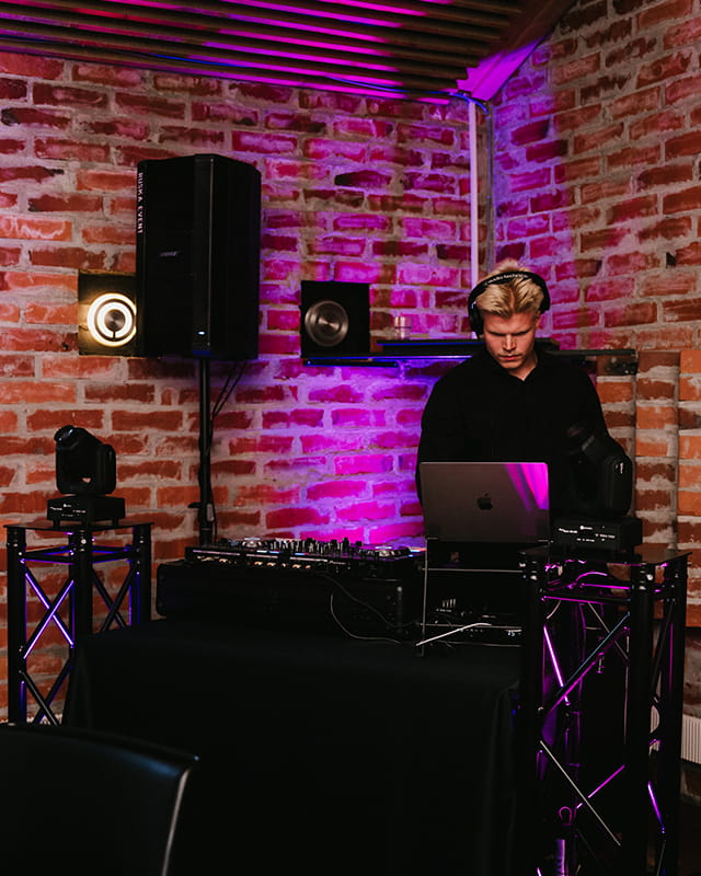 Ruska Eventin DJ soittamassa tapahtumassa ammattikalustolla